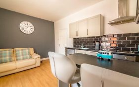 Platform Avenues Apartment 2 With Free Street Parking